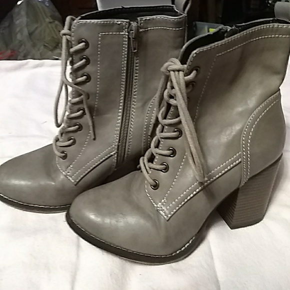 Candie's Shoes - Candies Taupe Ankle Boot Size 9 Front Tie Side Zip